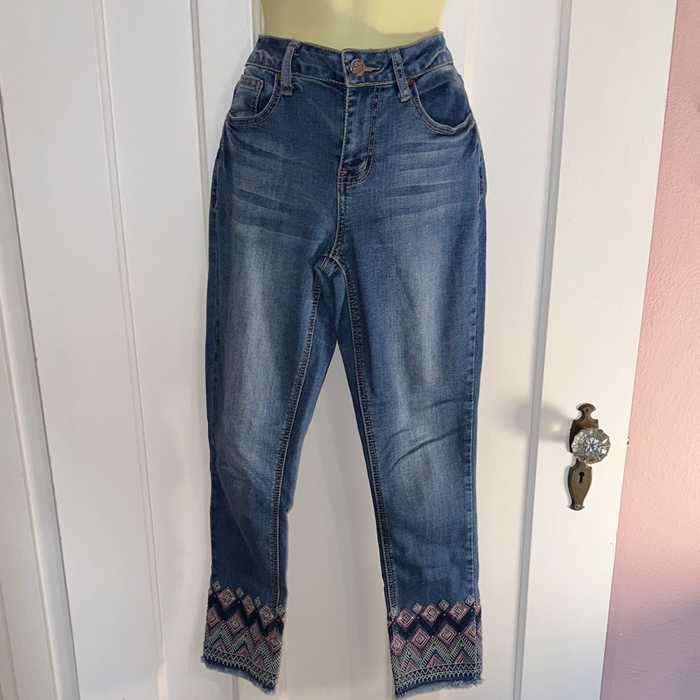 Earl Jeans Cropped Blue Denim Skinny Jeans with Embroidered Hems‎